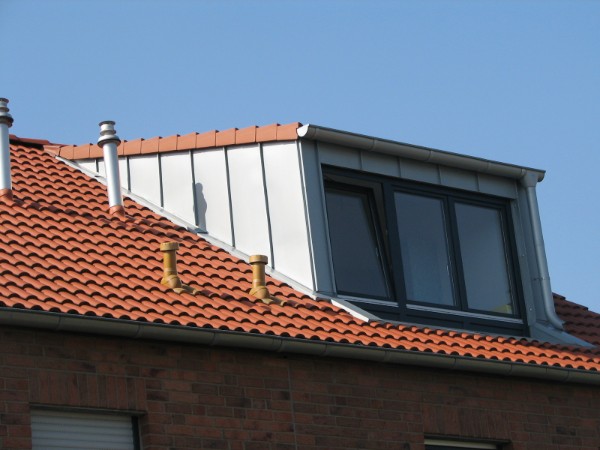 Referenz des Dachdeckers Thomas Katten - Wohnraumerweiterung in einem Dachgeschoss - Aufbau einer Dachgaube mit Metallverkleidung